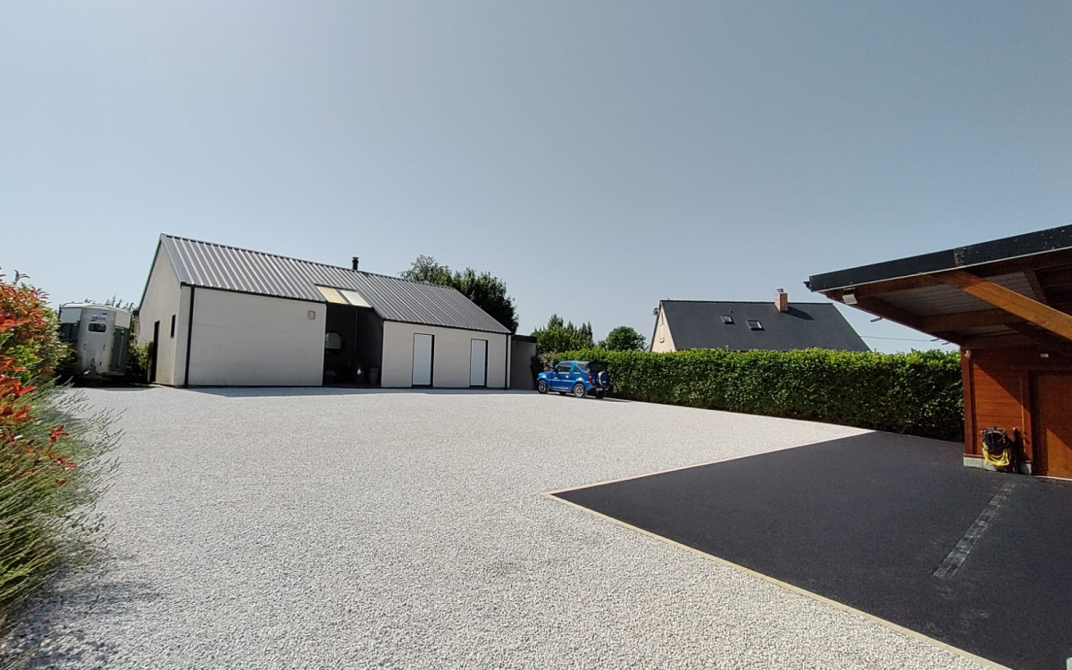 Ralisation Cour en enrob  chaud et Gravistar - Manche cre le 11/06/2024