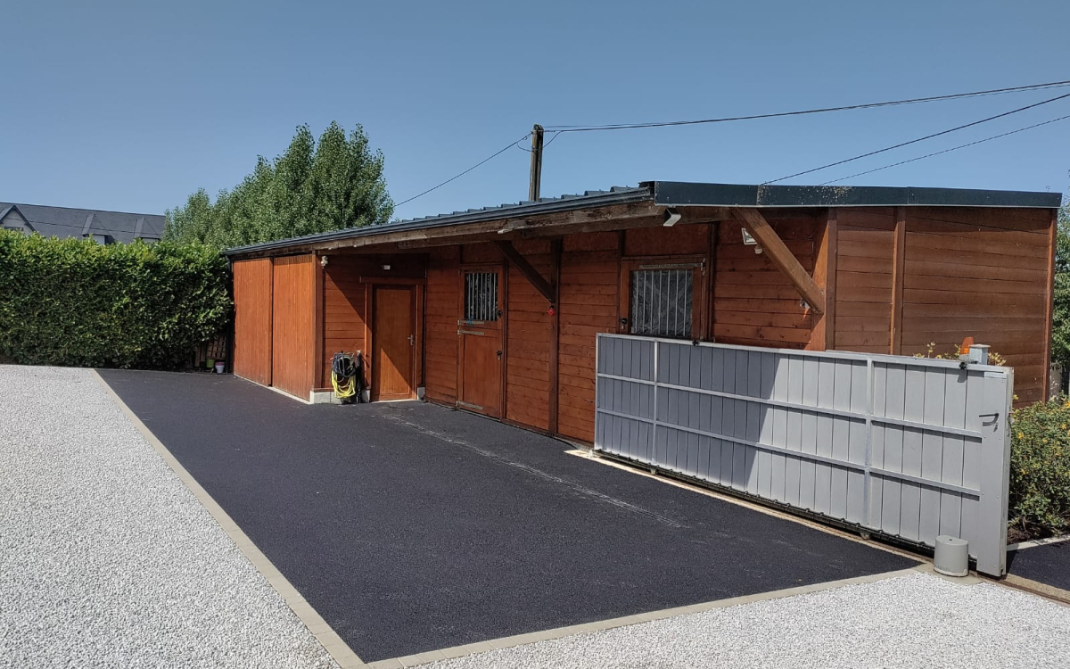 Ralisation Cour en enrob  chaud et Gravistar - Manche cre le 11/06/2024