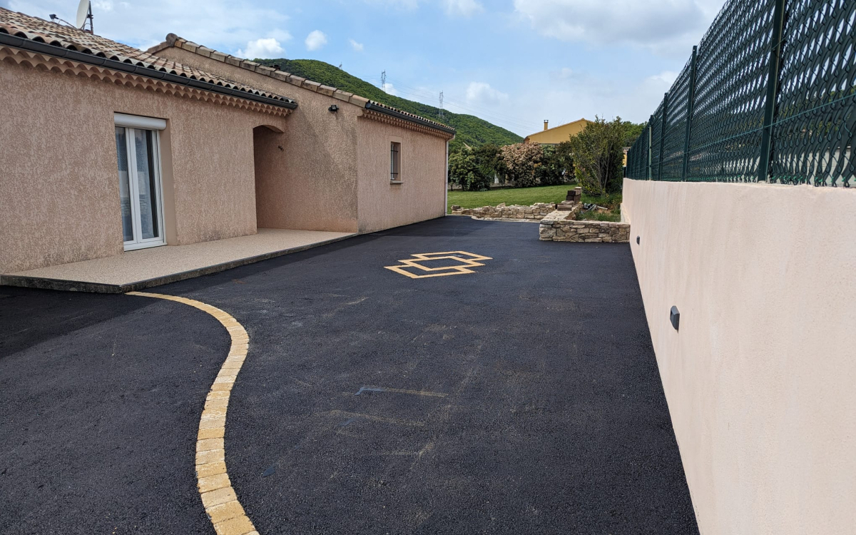 Cration Cour en enrob  chaud - Drme conue le 21/06/2024