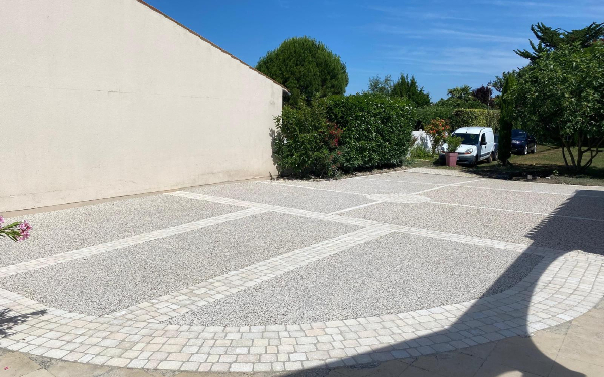 Conception Cour en bton decoratif et pavage dallage ralise le 22/08/2024