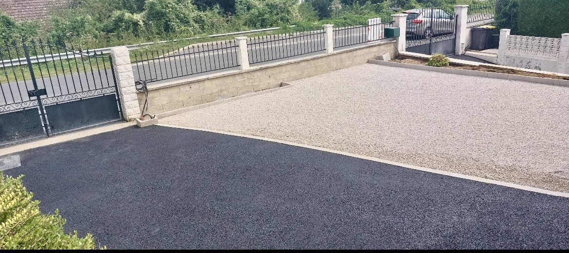 Conception Cour en Alvostar, bordures haute couture et enrob  chaud  Prcy sur oise  cre le 03/09/2024