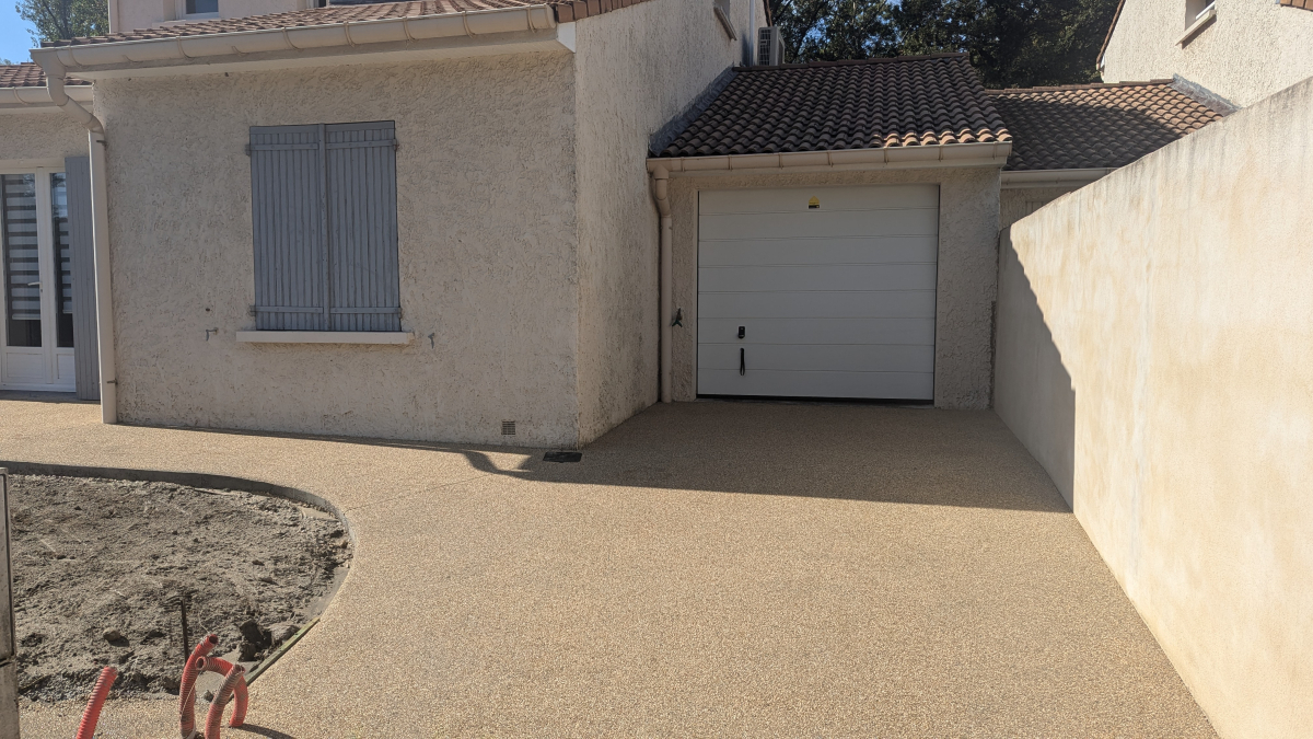Cration Cour en bton decoratif - Drme ralise le 30/10/2024