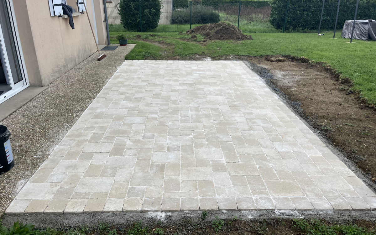 Cration Cour en Alvostar et pavage dallage  Vasselay ralise le 15/07/2024