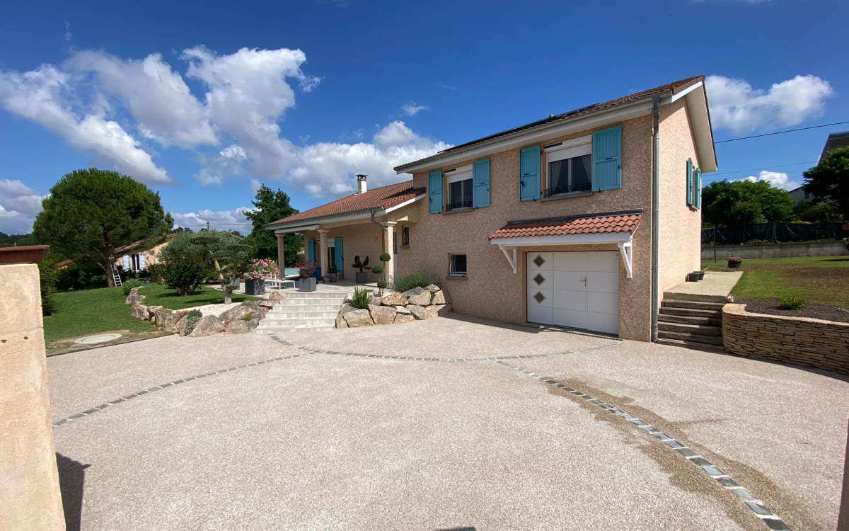Conception Cour en bton decoratif  PAJAY ralise le 28/06/2024