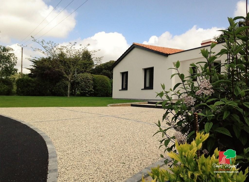 Ralisation Cour en bton decoratif et enrob  chaud - Vende conue le 20/12/2024