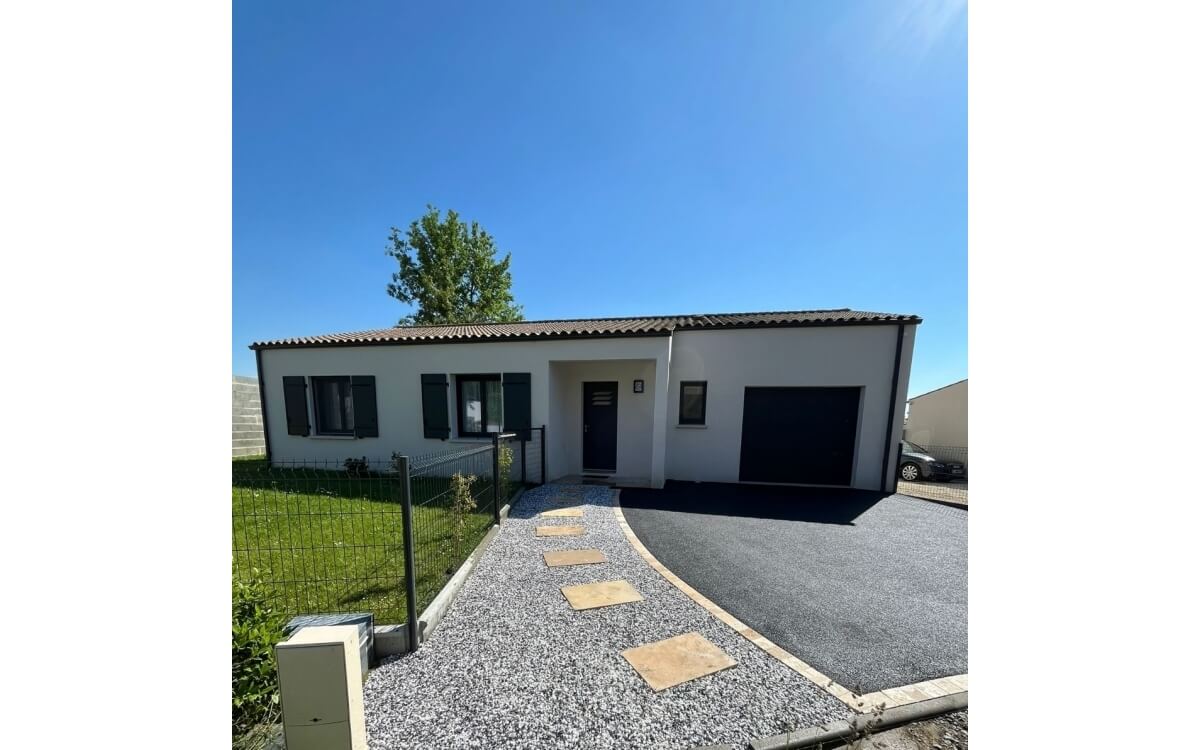 Cration Cour en Alvostar et enrob  chaud ralise le 23/05/2025