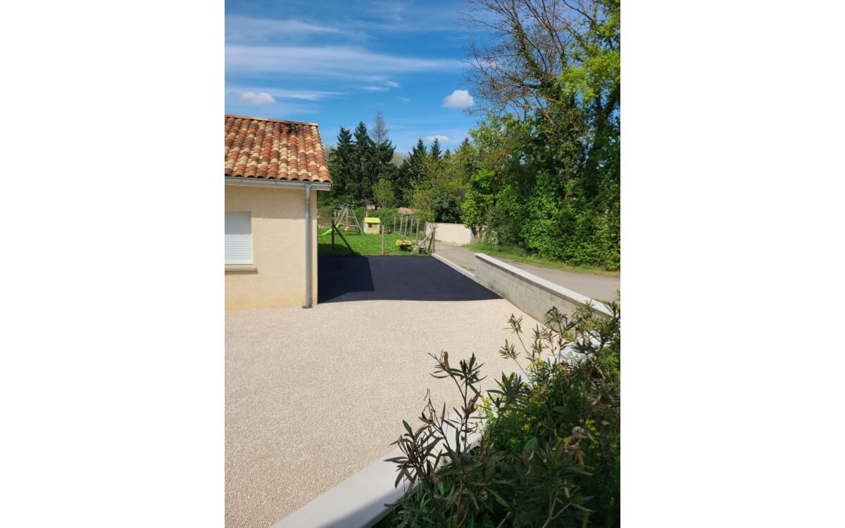 Conception Cour en Alvostar, enrob  chaud et Pav la couture  MORAS-EN-VALLOIRE ralise le 18/04/2025