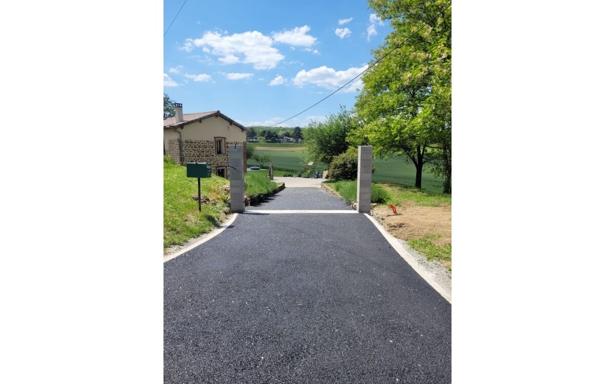 Ralisation Cour en Alvostar, enrob  chaud, Gravistar, Hydrostar et Pav la couture  SAINT-BARTHELEMY-DE-VALS conue le 21/05/2025