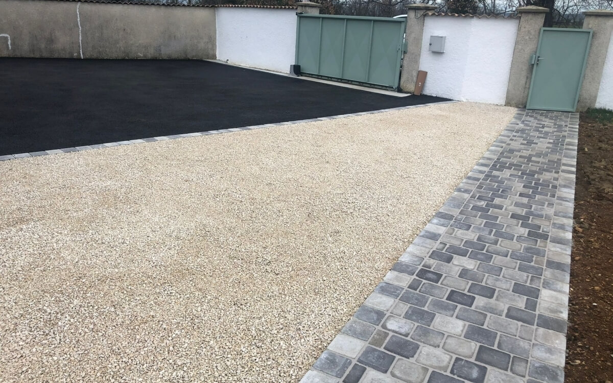 Cration Cour en Alvostar et enrob  chaud - Drme ralise le 11/06/2025