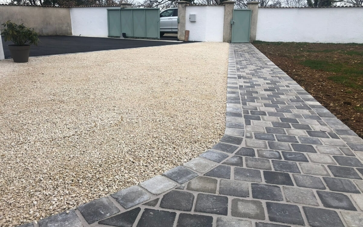 Cration Cour en Alvostar et enrob  chaud - Drme ralise le 11/06/2025