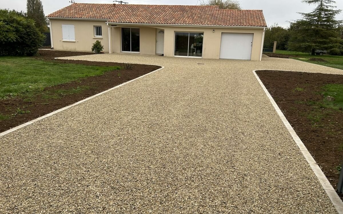 Cration Cour en Gravistar et Pav la couture  ANGLIERS ralise le 30/06/2025