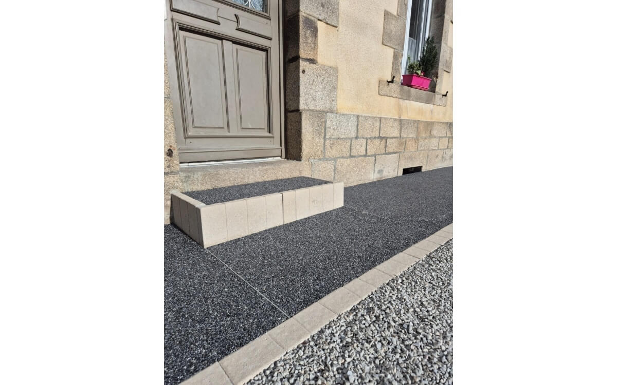 Ralisation Cour en Alvostar, bordures haute couture, Hydrostar et Pav la couture conue le 02/07/2025