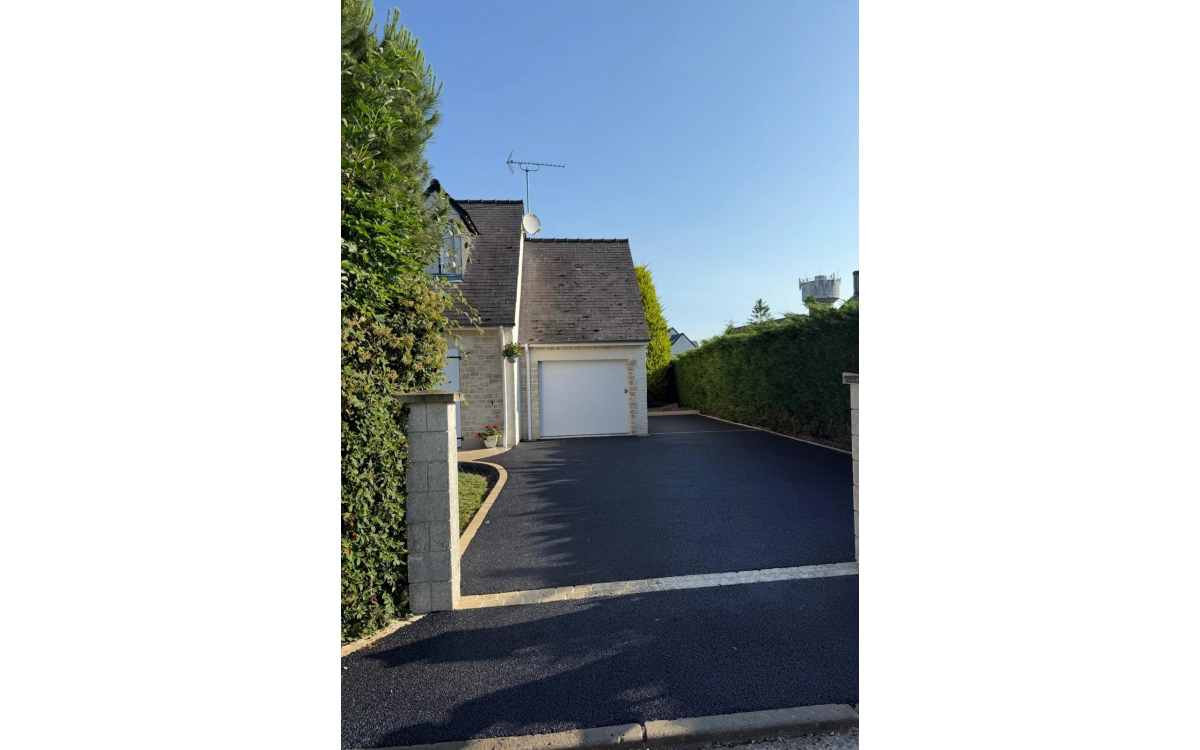 Ralisation Cour en enrob  chaud  Laray  cre le 04/07/2025