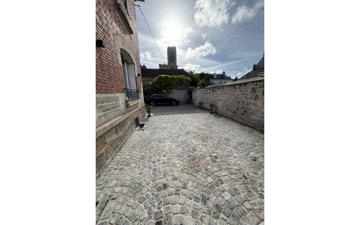 Cration Cour en Alvostar et  pavage  SOISSONS conue le 30/05/2025