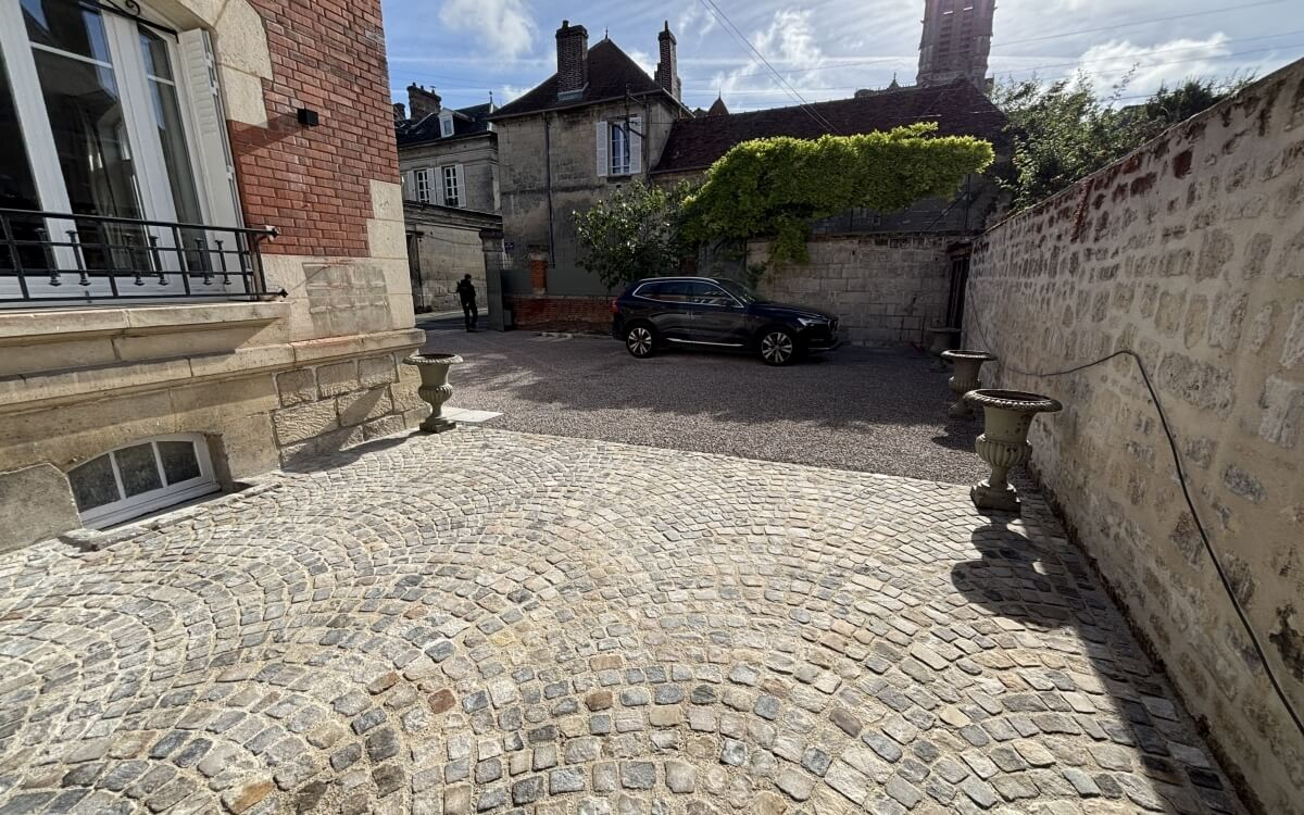 Cration Cour en Alvostar et  pavage  SOISSONS conue le 30/05/2025