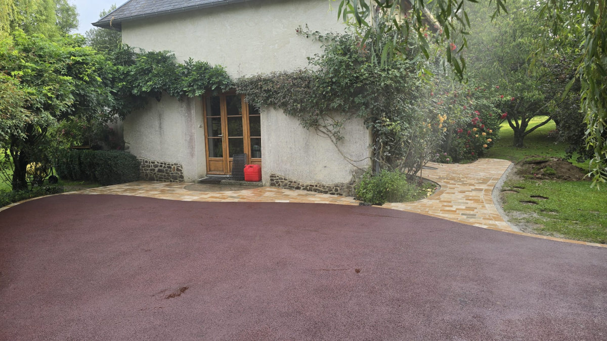 Conception Cour en enrob  chaud et pierra nature - Manche cre le 28/07/2025