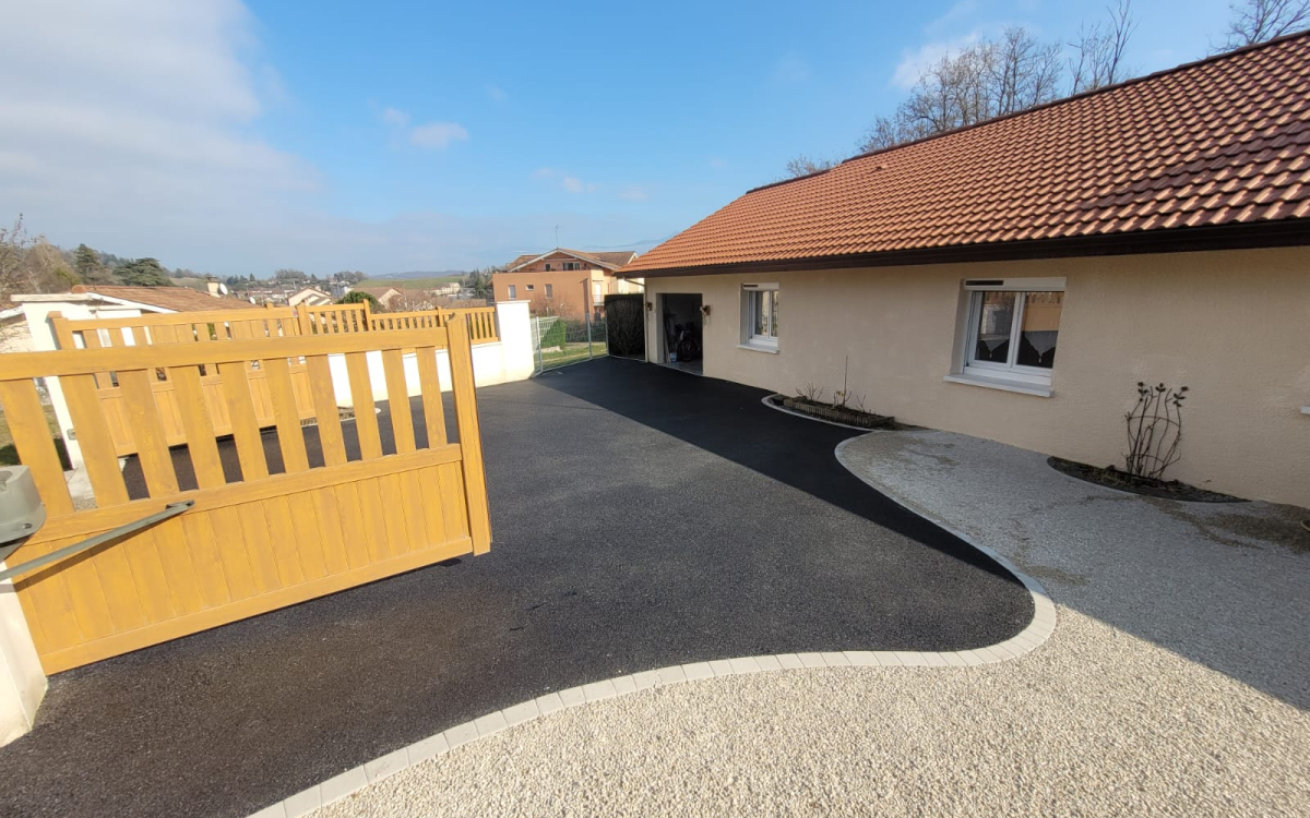 Ralisation Cour en Alvostar et enrob  chaud  SAINT-MARCELLIN conue le 04/02/2025