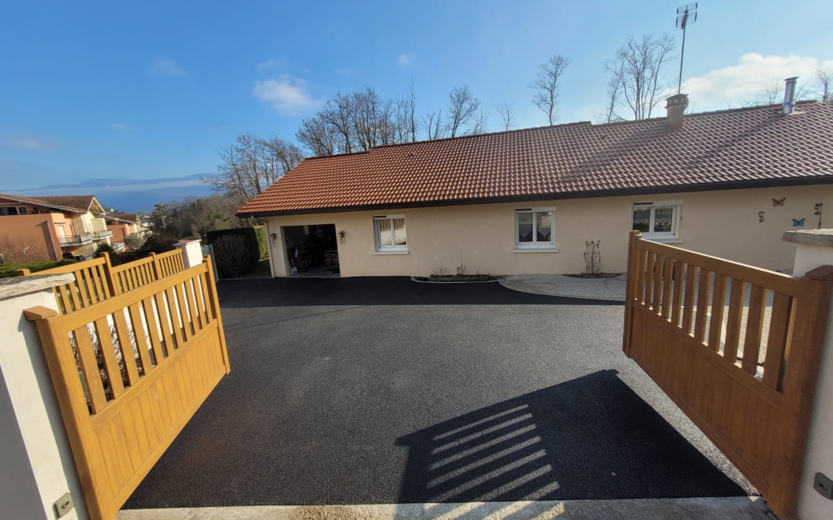 Ralisation Cour en Alvostar et enrob  chaud  SAINT-MARCELLIN conue le 04/02/2025