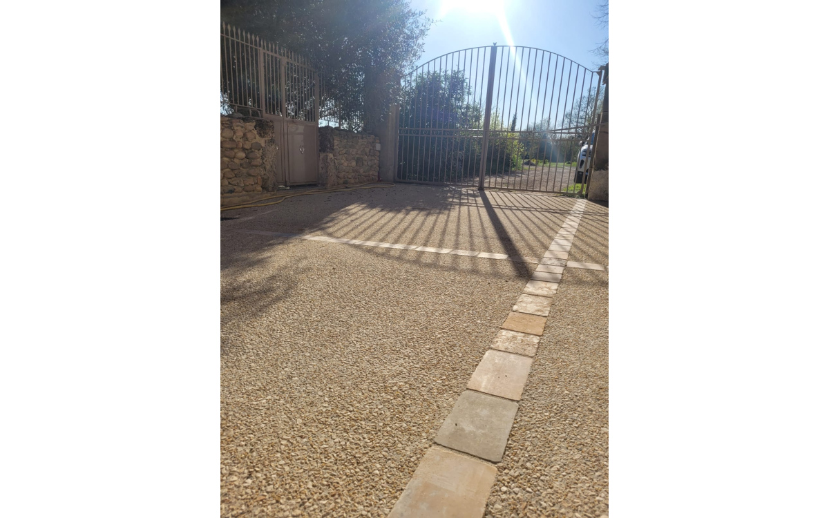 Conception Cour en bton decoratif et pavage dallage  Eymeux cre le 09/04/2025