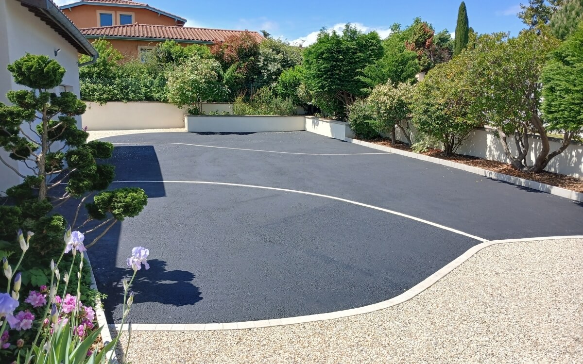 Ralisation Cour en enrob  chaud  taluyers  conue le 04/06/2025