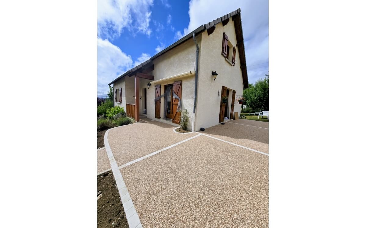 Cration Cour en Hydrostar Vulcane crme  Nbouzat conue le 24/09/2025