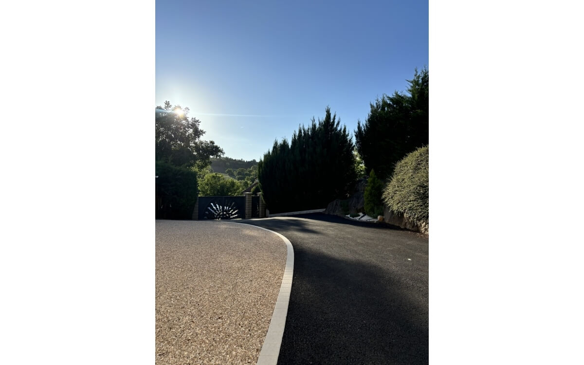 Conception Cour en enrob  chaud et Gravistar  Polignac  ralise le 25/07/2025