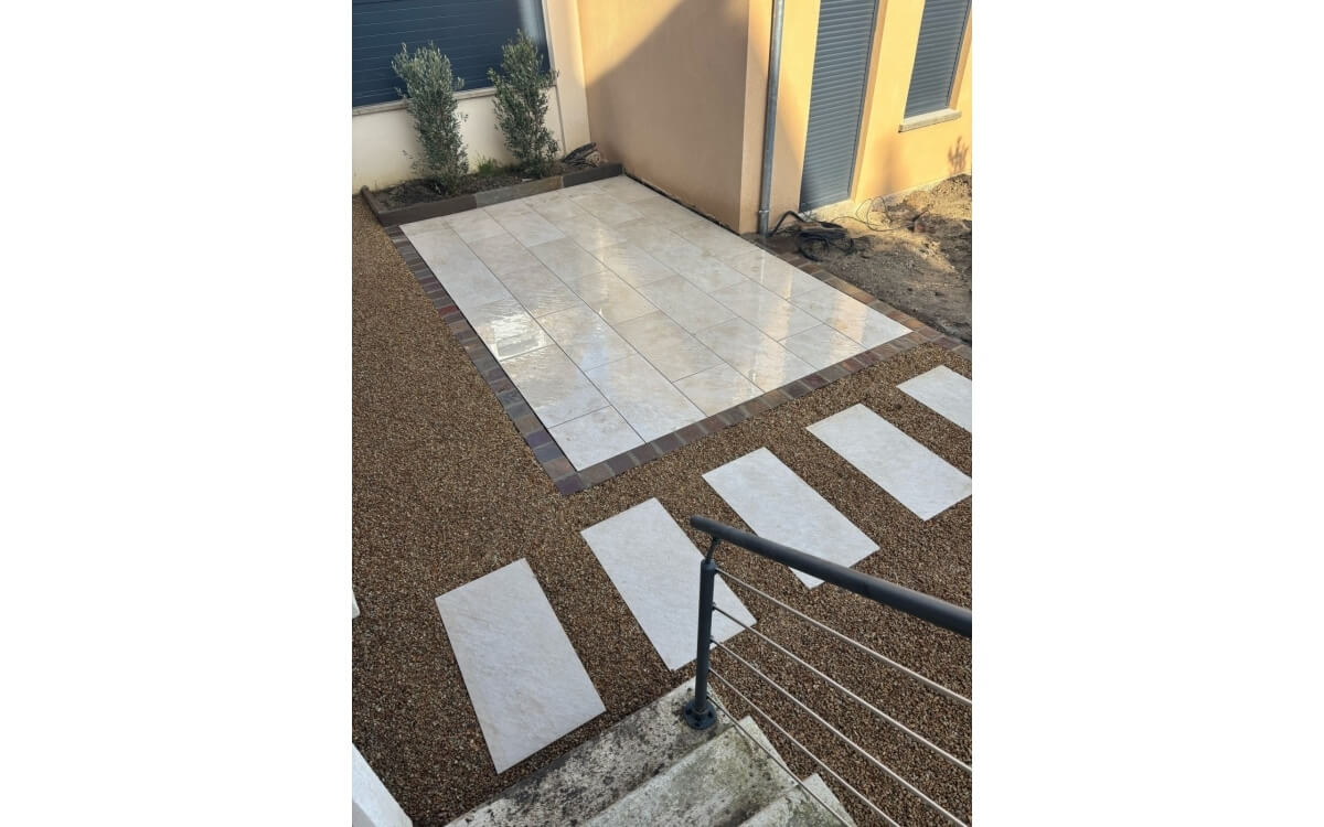 Ralisation Cour en Alvostar ocre et dallage beige  ERMONT cre le 04/04/2025
