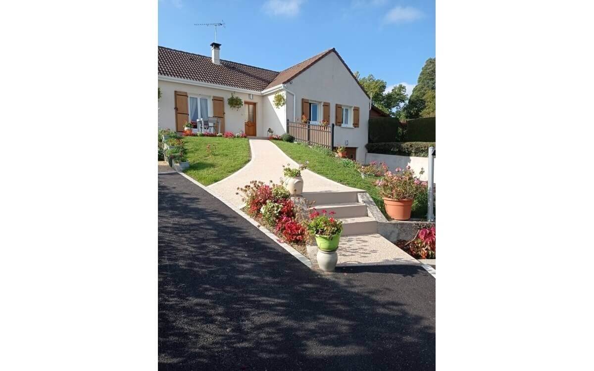 Conception Cour en enrob  chaud et Gravistar Beige - Allier cre le 27/10/2025