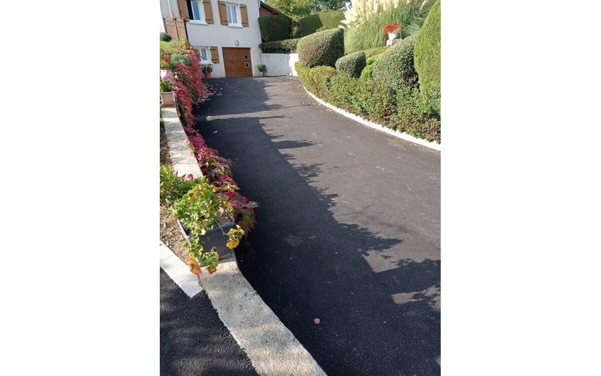 Conception Cour en enrob  chaud et Gravistar Beige - Allier cre le 27/10/2025