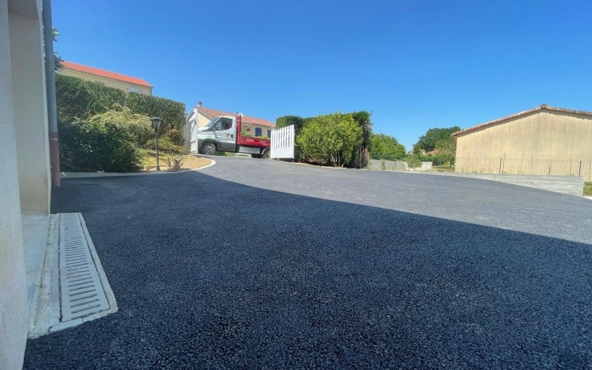 Ralisation Cour en enrob  chaud et Pav la couture - Creuse 