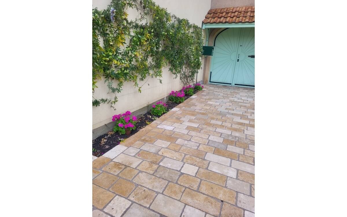 Conception Cour en Alvostar, pavage  pierra nature  Woippy ralise le 28/09/2025