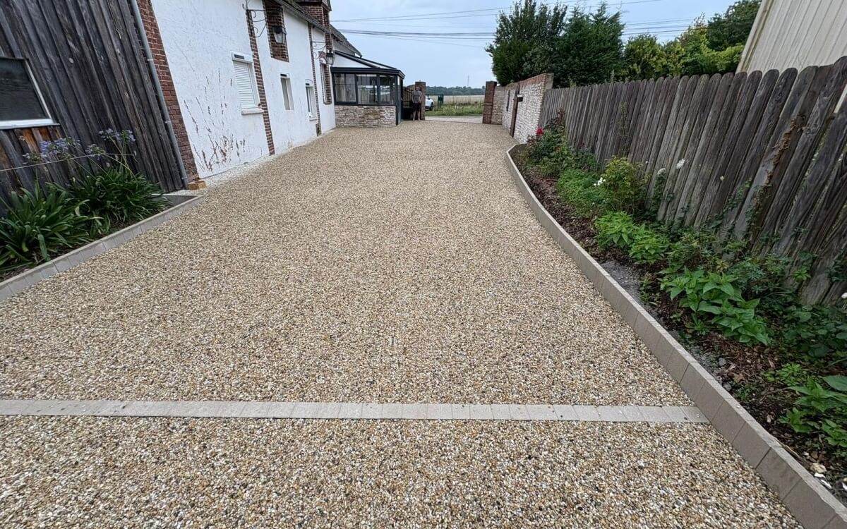 Cration Cour en Gravistar beige  TRIGUERES ralise le 01/10/2025