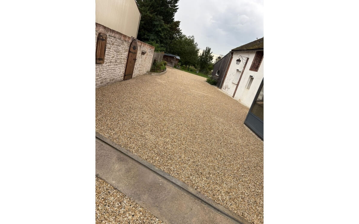 Cration Cour en Gravistar beige  TRIGUERES ralise le 01/10/2025