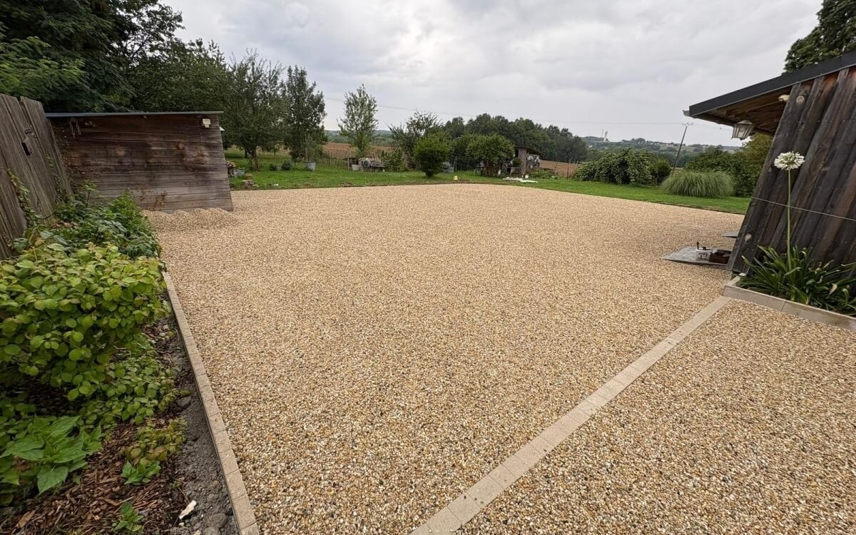 Cration Cour en Gravistar beige  TRIGUERES ralise le 01/10/2025