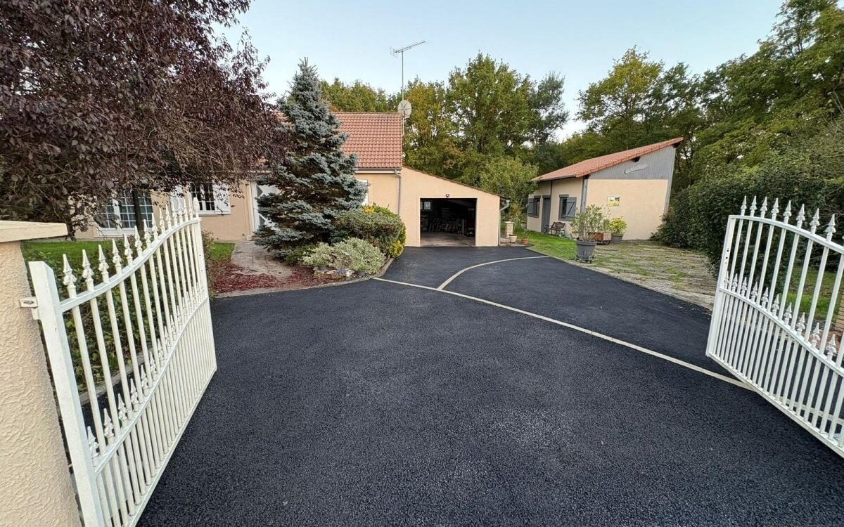 Cration Cour en enrob  chaud  CHEVILLON SUR HUILLARD conue le 15/10/2025