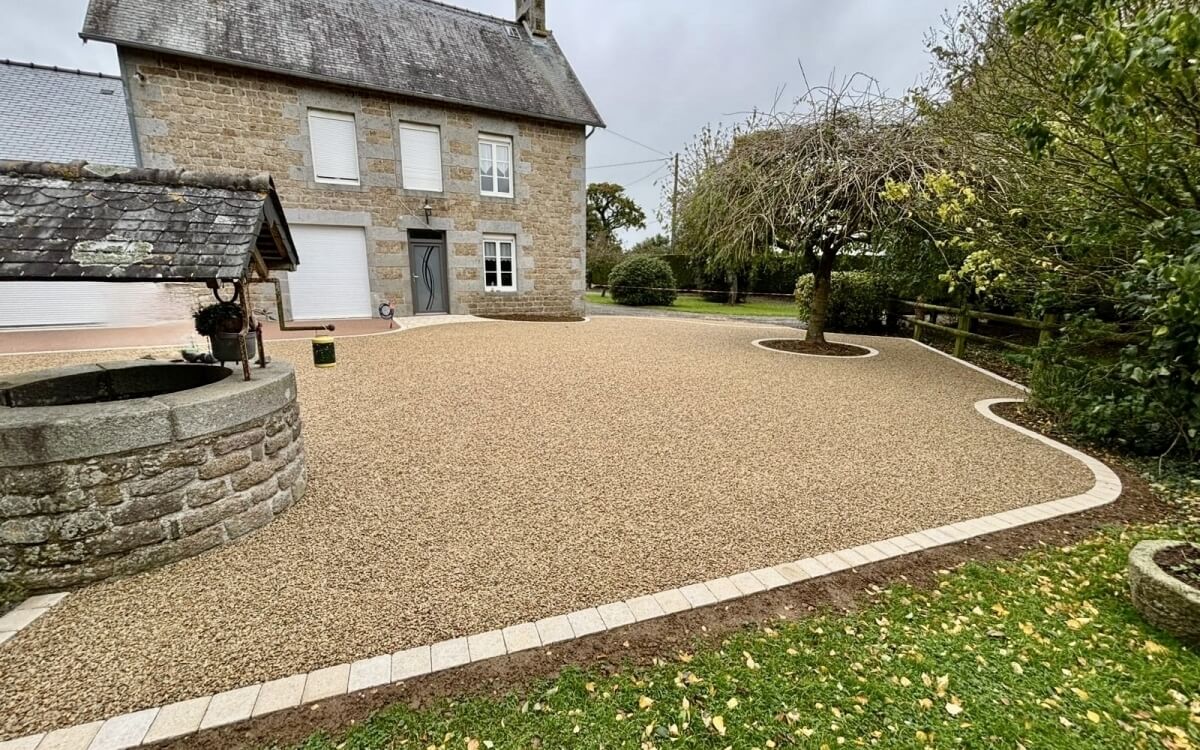 Ralisation Cour en Gravistar, Hydrostar et Pav Newhedge  Noues de Sienne cre le 06/10/2025