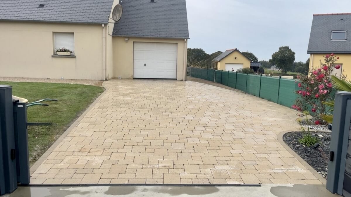 Conception Cour en pavage Newhedge  Les Loges-Marchis ralise le 03/10/2025