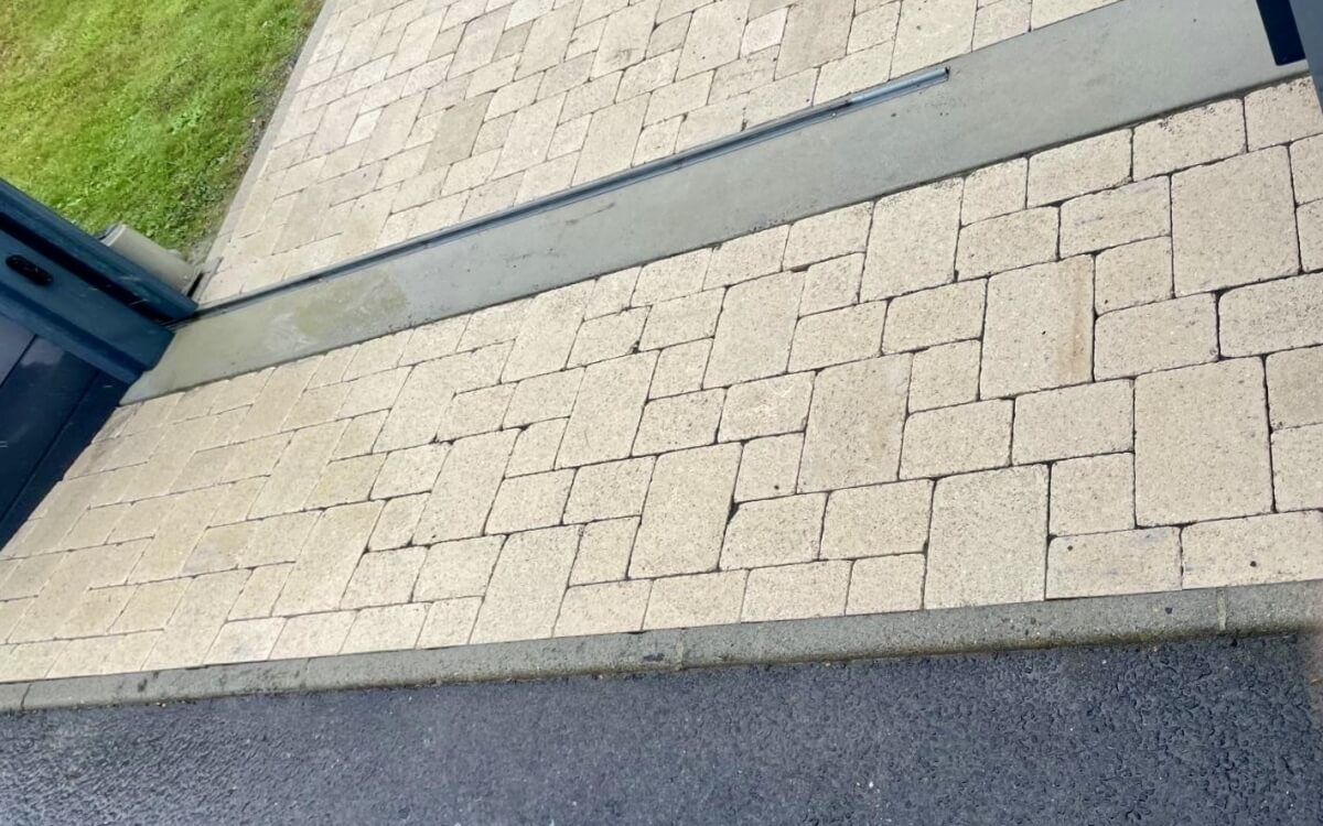 Conception Cour en pavage Newhedge  Les Loges-Marchis ralise le 03/10/2025