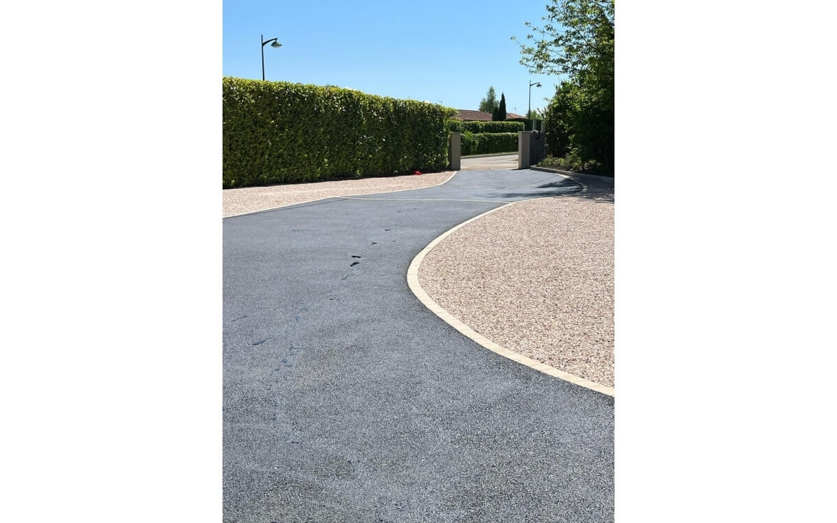 R�alisation Cour en Alv�ostar� et enrob� � chaud - Ain con�ue le 30/04/2025