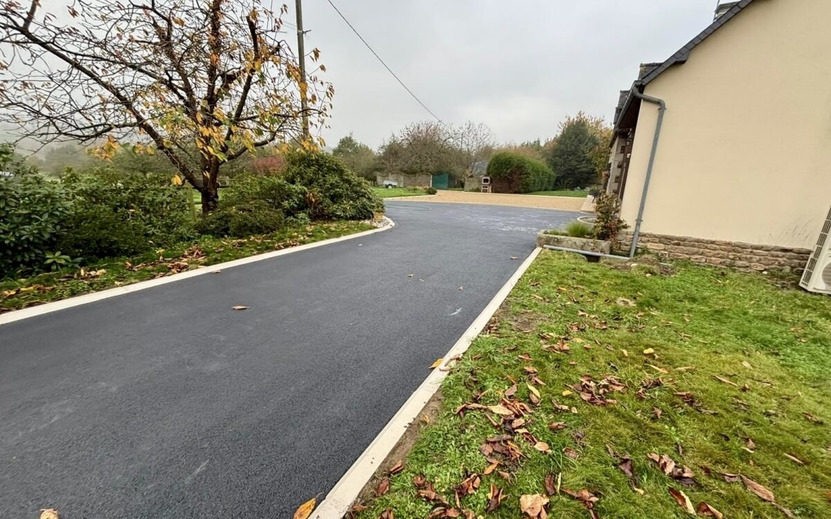 R�alisation Cour en Alv�ostar� et enrob� � chaud � Mortain-Bocage con�ue le 12/11/2025
