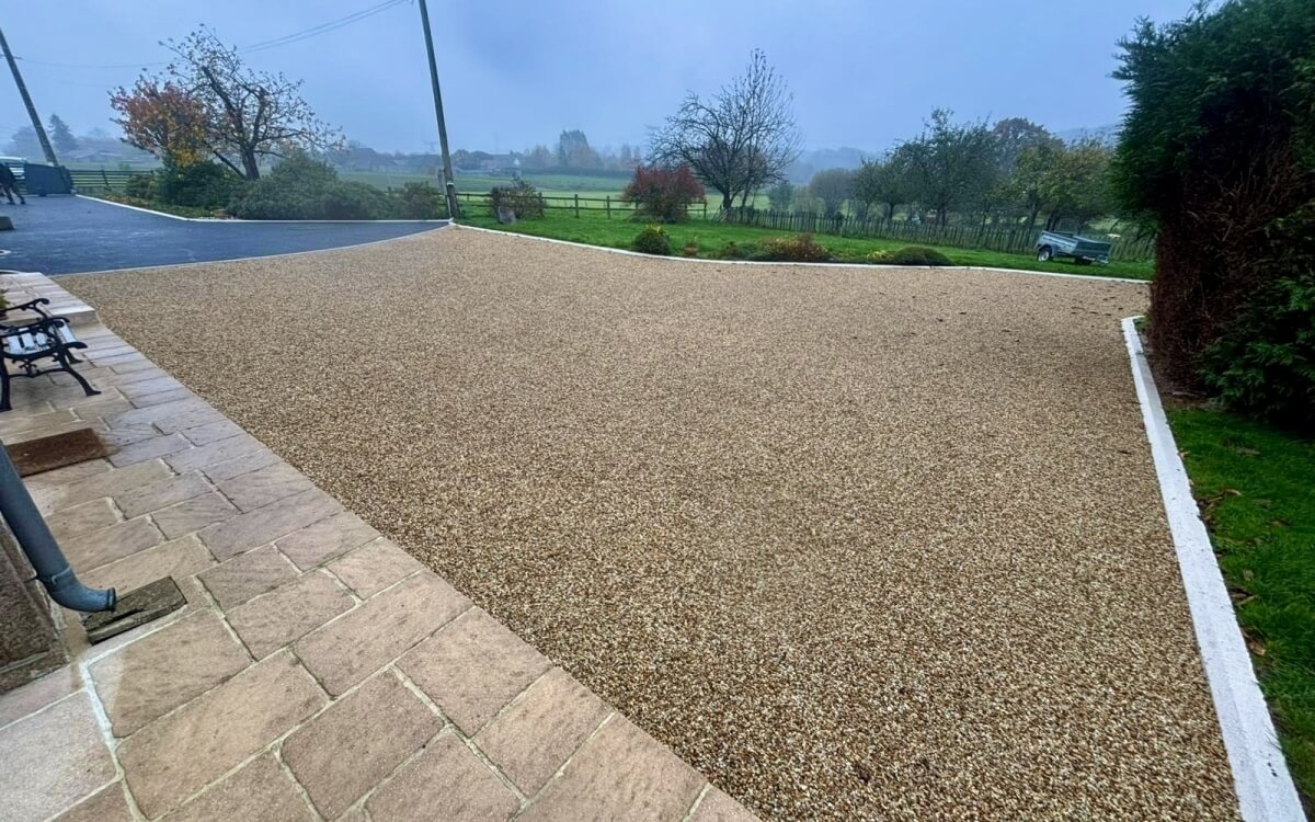 R�alisation Cour en Alv�ostar� et enrob� � chaud � Mortain-Bocage con�ue le 12/11/2025