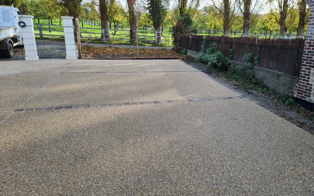 Ralisation Cour en bton decoratif  LOUVIERS conue le 01/12/2025