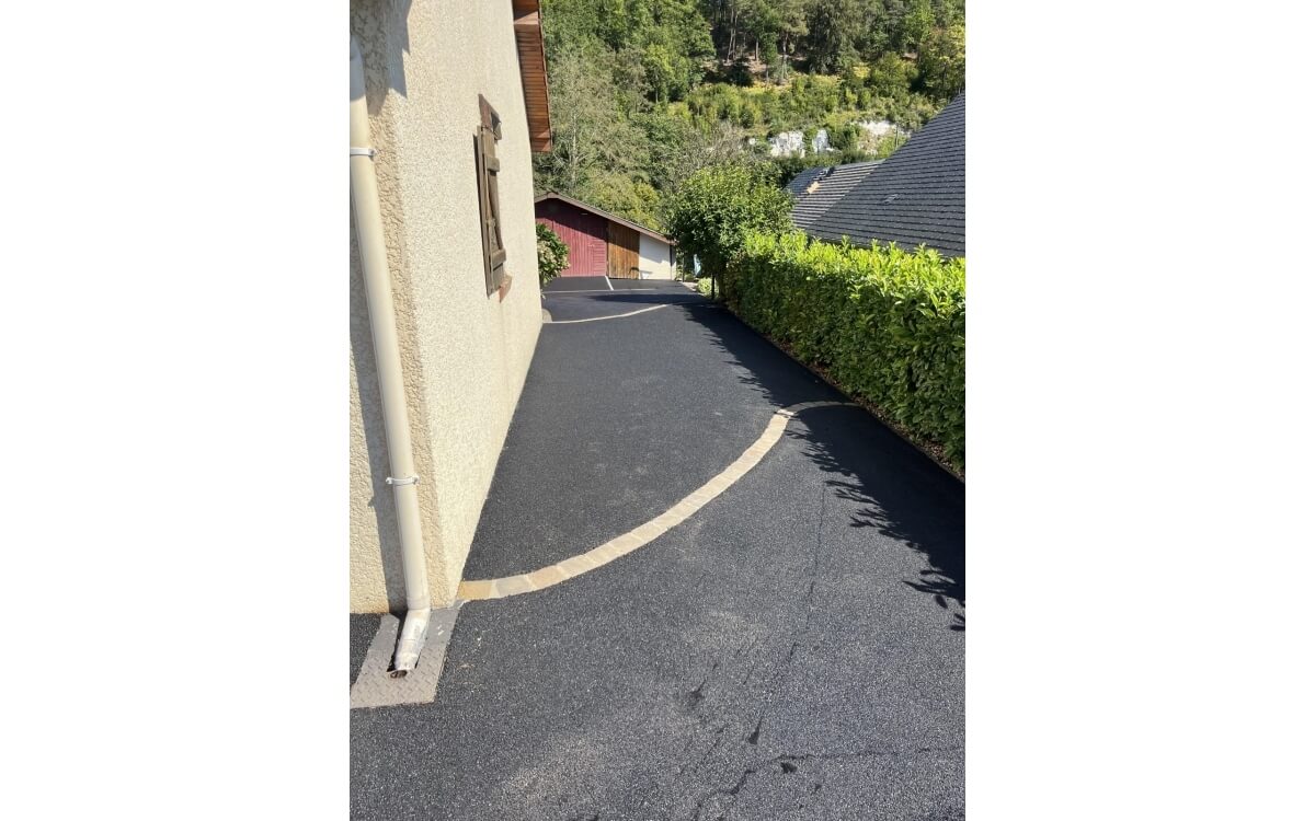 Ralisation Cour en enrob  chaud  LA LONDE cre le 01/12/2025