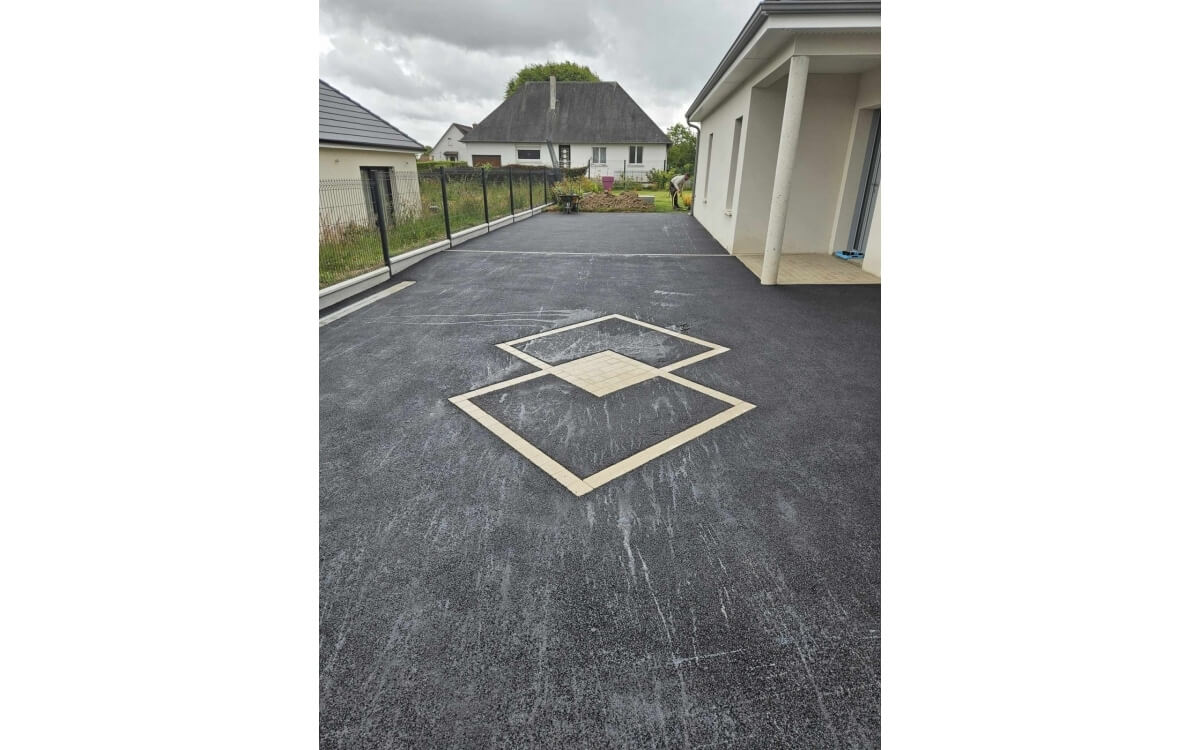 Conception Cour en enrob  chaud  LA LONDE cre le 01/12/2025