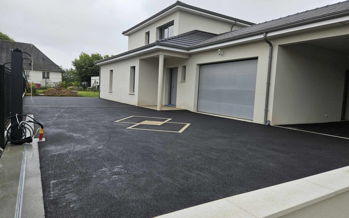 Conception Cour en enrob  chaud  LA LONDE cre le 01/12/2025