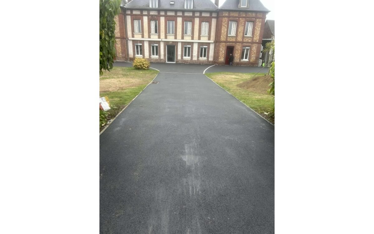 Conception Cour en enrob  chaud  IGOVILLE ralise le 01/12/2025