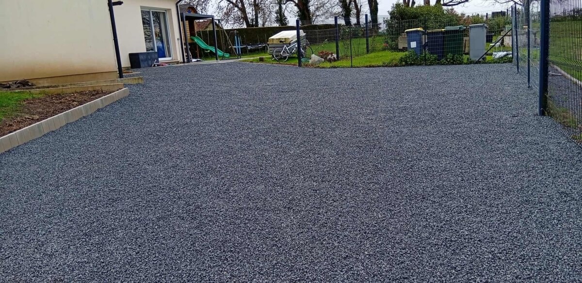 Ralisation Cour en bordures haute couture et Gravistar  VRAIVILLE conue le 01/12/2025