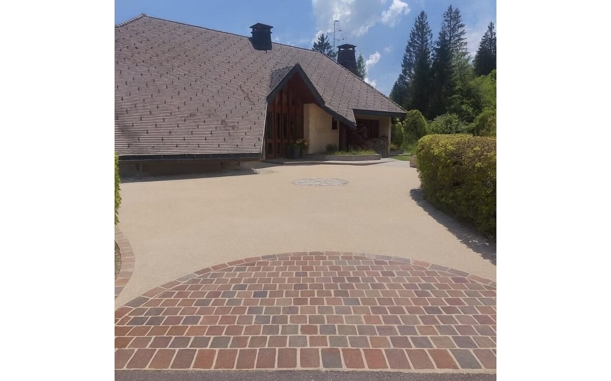 R�alisation Cour en pavage et Min�ralstar � � MORBIER cr��e le 01/12/2025