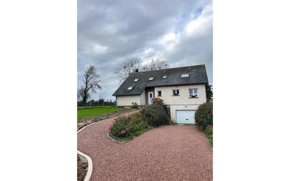 R�alisation Cour en Alv�ostar� et Pav� la couture� � Tourville-la-chapelle