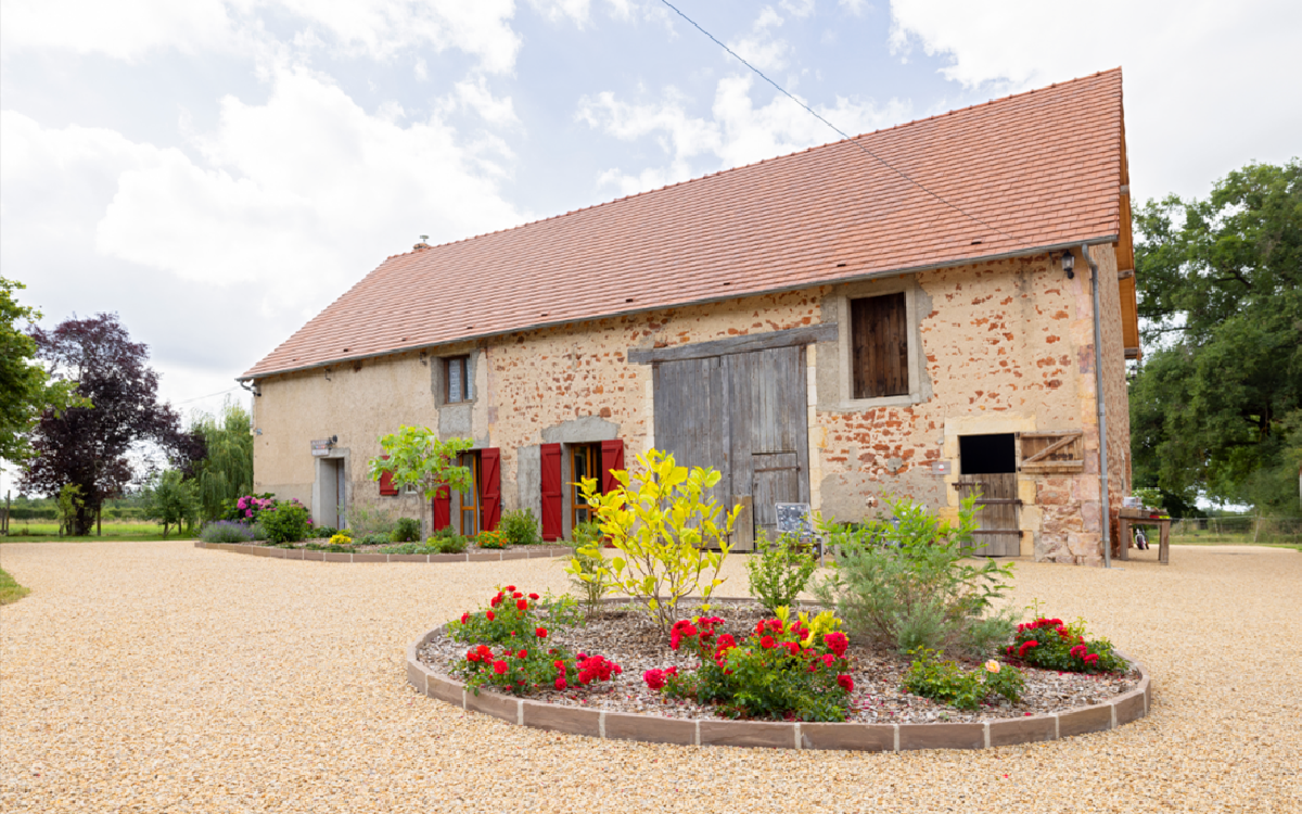 R�alisation Cour en Gravistar� Beige,  Bordues hautes gres metissay  - Allier